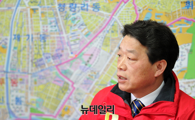 ▲ 허용범 미래통합당 동대문갑 후보자가 청량리에 위치한 후보사무실에서 뉴데일리와 인터뷰를 진행하고 있다. ⓒ정상윤 기자