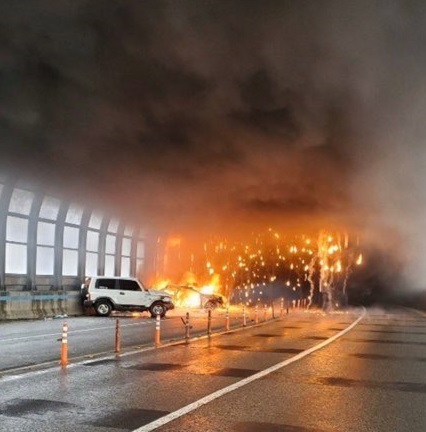 ▲ 17일 11시 5분께 충북 청주시 흥덕구 충북대병원 앞 개신고가도로에서 차량 충돌로 인한 화재가 발생했다. 이 사고로 2명이 중경상을 입었다.ⓒ독자 제공