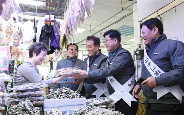 ▲ 김지완 BNK금융지주 회장(오른쪽 세번째)이 17일 부산 자갈치시장에서 상인(왼쪽)과 이야기를 나누고 있다. ⓒBNK금융지주