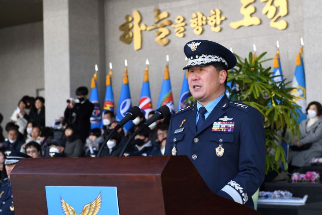 ▲ 공군사관학교(공사)가 17일 공사 성무연병장에서 기초군사훈련을 수료한 제72기 사관생도들의 입학식을 가진 가운데 박인호 공군사관학교장이 축사를 하고 있다.ⓒ공군사관학교