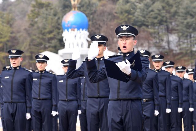 ▲ 공군사관학교(공사)가 17일 공사 성무연병장에서 기초군사훈련을 수료한 제72기 사관생도들의 입학식을 가진 가운데 신입 사관생도들이 선서를 하고 있다.ⓒ공군사관학교