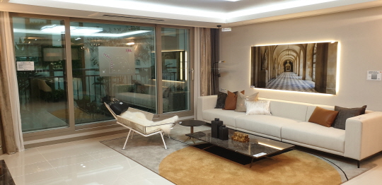 ▲ 위례신도시 중흥S클래스 전용 101㎡ 유니트 거실 전경. = 위례 박지영 기자