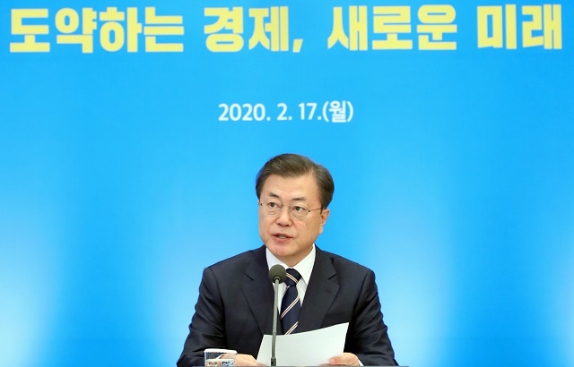 ▲ 문재인 대통령이 17일 청와대 영빈관에서 열린 기획재정부, 산업통상자원부, 중소벤처기업부, 금융위원회 부처 업무보고에 참석해 발언하고 있다. ⓒ뉴시스