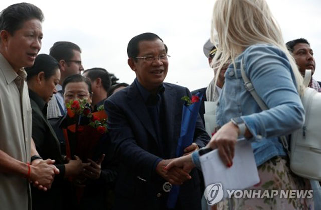 ▲ 지난 13일(현지시간) 캄보디아 시아누크빌 항에서 크루즈선 '웨스테르담'호 승객들과 악수하는 훈센 총리. ⓒ연합뉴스. 무단전재 및 재배포 금지.