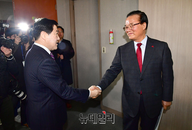 ▲ 4·15 총선 불출마를 선언한 자유한국당 유기준 의원과 정갑윤 의원이 17일 오전 국회 정론관에서 손을 잡고 서로를 격려하고 있다. ⓒ이종현 기자