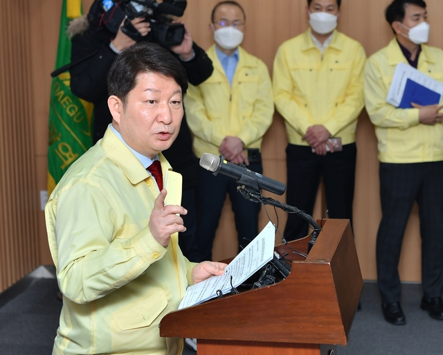 ▲ 권영진 대구시장은 18일 오전 10시10분 시청 브리핑룸에서 기자회견을 갖고 “오늘(18일) 오전 대구시민 한 분이 31번째 확진자로 확인됐다”며 “현재 시는 질병관리본부와 함께 확진자의 감염 및 이동경로와  접촉자 등 역학조사를 실시하고 있다”고 말했다.ⓒ대구시