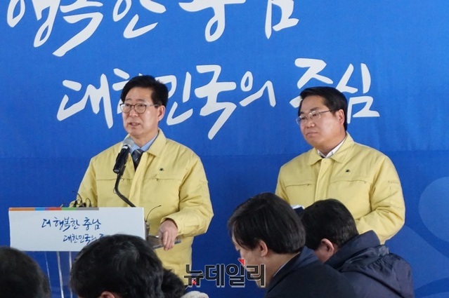 ▲ 양승조 충남도지사가 18일 아산 초사2통에 마련된 코로나19 차단방역 및 우한교민 지원을 위해 설치했던 현장 대책본부에서 기자회견을 갖고 있다. 오른쪽은 오세현 아산시장.ⓒ김정원 기자