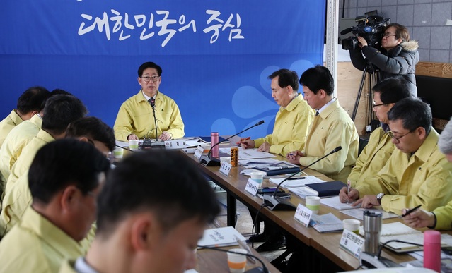 ▲ 양승조 충남도지사가 아산 현장대책본부에서 회의를 주재하고 있다.ⓒ충남도