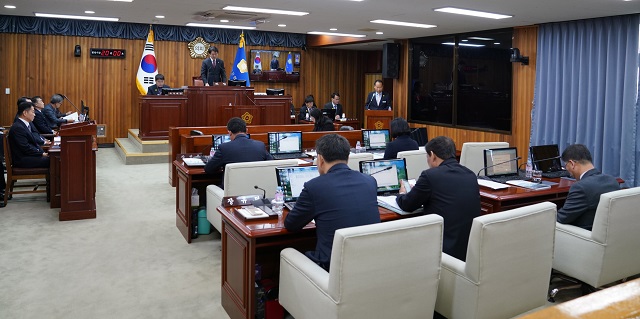 ▲ 울진군의회(장시원 의장)는 17일 의회 본회의장에서 ‘제236회 울진군의회 임시회’ 개회식을 열고 5일간의 회기를 시작했다.ⓒ울진군의회