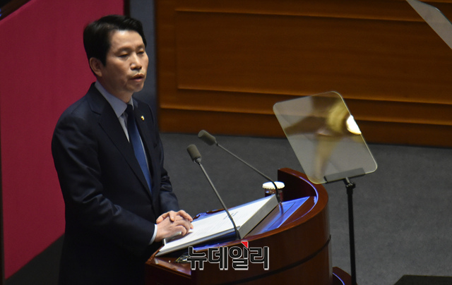▲ 이인영 더불어민주당 원내대표가 18일 오전 국회에서 열린 본회의에 참석해 교섭단체 대표연설을 하고 있다.
ⓒ이종현 기자