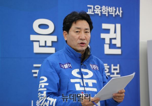 ▲ 윤형권 더불어민주당 세종시 국회의원 예비후보가 18일 어진동 자신의 선거사무실에서 3호 공약을 발표하고 있다.ⓒ김동식 기자