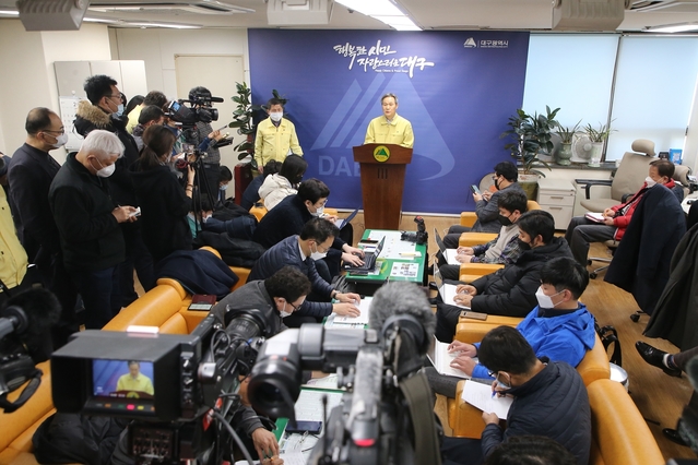 ▲ 채홍호 대구시 행정부시장은 18일 오후 시청에서 브리필을 통해 “질병관리본부 중앙방역대책본부의 확진 발표에 따라 대책본부는 병원관리 전문팀 포함 14명의 즉각 현장 대응팀을 대구에 급파해 대구시 및 해당 구청의 방역담당자들과 세밀한 역학 조사를 실시 중에 있다”고 밝혔다.ⓒ대구시