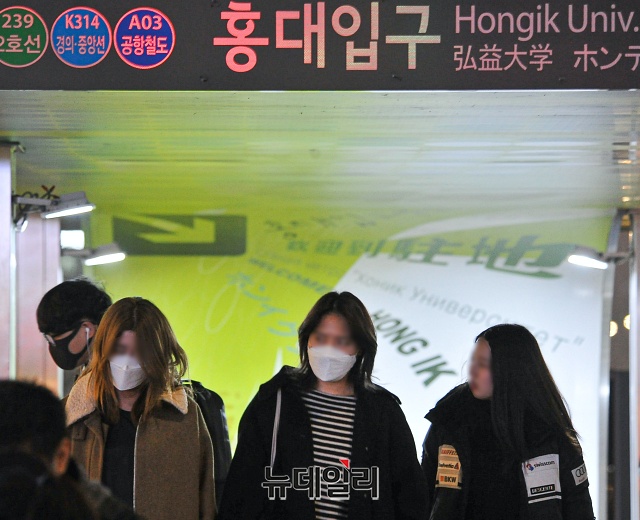 ▲ 13일 오후 서울 마포구 홍대입구역 주변에서 시민들이 코로나19(중국 우한폐렴) 예방을 위해 마스크를 쓰고 다니고 있다. ⓒ권창회 기자
