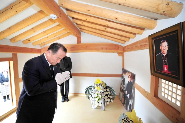 ▲ 김영만 군수가 지난 16일 김수환 추기경 생가에서 참배를 하고 있다.ⓒ군위군