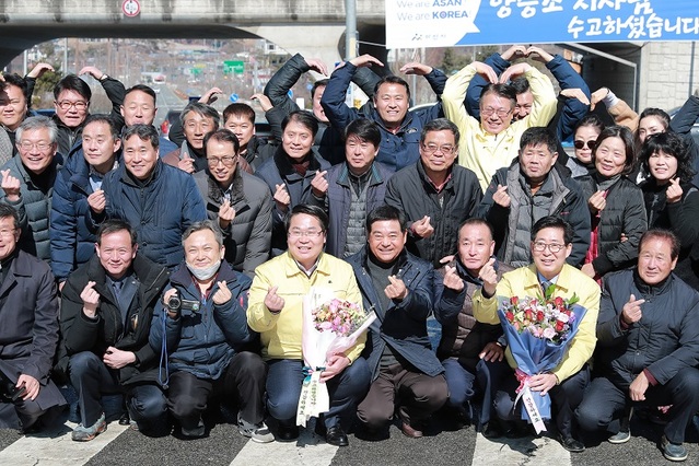 ▲ 양승조 충남도지사와 오세현 아산시장이 18일 아산 초사2통 코로나19 차단방역을 위해 설치한 도지사 임시 집무실과 현장대책본부를 철수한 뒤 주민들과 기념촬영을 하고 있다. ⓒ아산시