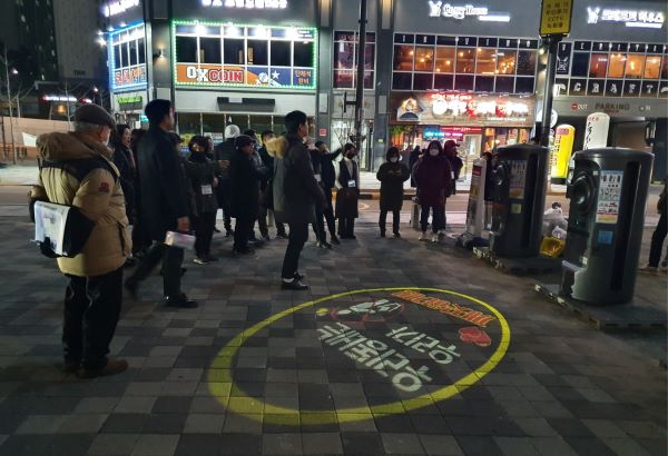 ▲ 세종시가 오는 20일부터 우리동네 스마트서비스 ‘리빙랩 프로젝트’를  본격 가동한다. 사진은 ‘쓰레기 무단투기 방지 서비스’ 장면으로, 무단투기가 일어나는 현장을 폐쇄회로(CC) 텔레비전으로 감지해 계도방송과 로고젝트를 송출하는 서비스이다.ⓒ세종시