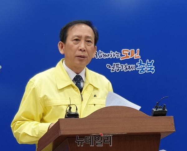 ▲ 충북도 김용호 보건정책과장이 19일 브리핑룸에서 신종 코로나바이러스와 관련한 설명을 하고 있다.ⓒ박근주 기자