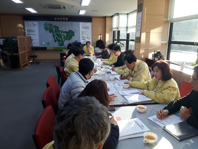 ▲ 군위군은 19일 인근지역인 대구경북에서 ‘코로나19’의 다수 확진자 발생함에 따라 지역내 감염병 차단을 위한 실과단소 주무담당, 부 읍면장 긴급 회의를 가졌다.ⓒ군위군