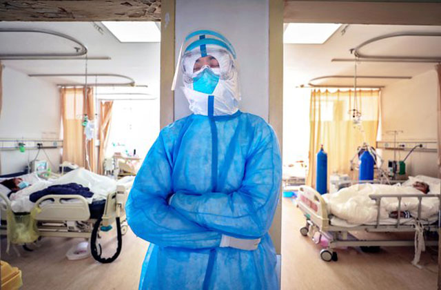 ▲ 선 채로 잠이 든 우한시 의료진. 이들은 식사나 휴식은커녕 잠도 제대로 못 자고 있는 것으로 전해졌다. ⓒ연합 AP. 무단전재 및 재배포 금지.