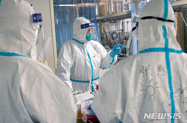 ▲ 우한폐렴 환자를 진료하는 의료진들. ⓒ뉴시스. 무단전재 및 재배포 금지.