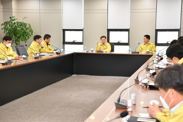 ▲ 경북농협(본부장 도기윤)은 19일 대구·경북지역 코로나19 확산방지를 위해 비상상황 대응 긴급회의를 가졌다.ⓒ경북농협