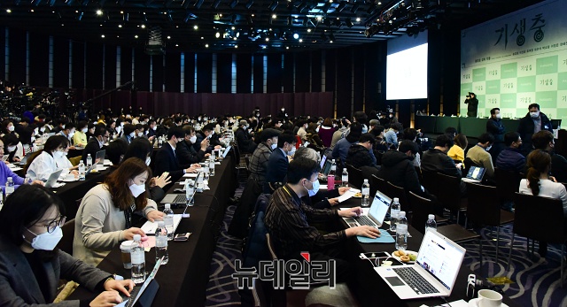 ▲ 영화 '기생충' 아카데미상 수상을 기념한 기자간담회가 19일 오전 웨스틴조선호텔에서 열린 가운데 취재진이 봉준호 감독과 배우들을 기다리고 있다. ⓒ권창회 기자