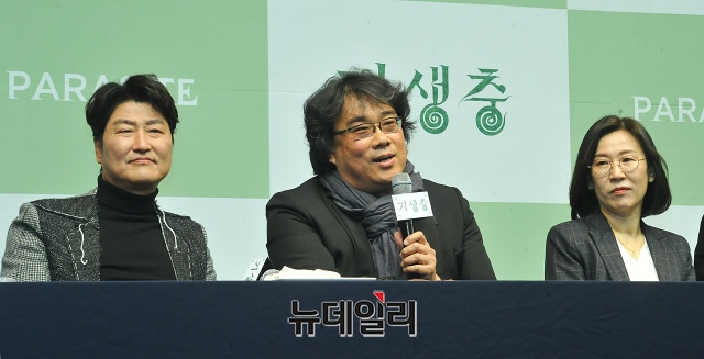 ▲ 봉준호(가운데) 감독이 19일 오전 서울 중구 웨스틴조선호텔에서 열린 영화 '기생충' 기자회견에서 취재진의 질문에 답하고 있다. ⓒ권창회 기자