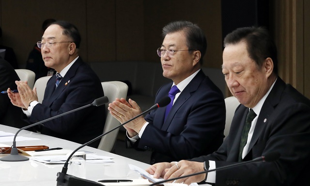 ▲ 문재인 대통령이 13일 오전 서울 중구 대한상공회의소에서 열린 '신종 코로나바이러스 감염증(코로나19)' 대응 경제계 간담회에 참석해 박용만 대한상공의소 회장의 발언이 끝나자 박수치고 있다. ⓒ뉴시스