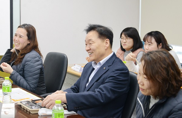 ▲ 이계문 서민금융진흥원장은 19일 1397서민금융콜센터 상담현장을 점검하고 상담직원들과 도시락 간담회를 개최했다.ⓒ서민금융진흥원