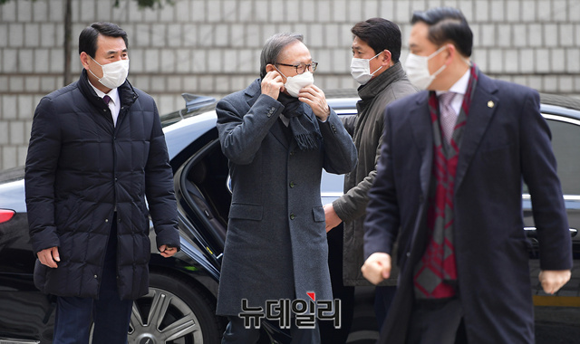 ▲ 이명박 전 대통령이 19일 오후 서울고법 형사1부(정준영 부장판사) 심리로 열린 자신의 항소심 선고기일에 출석하고 있다. ⓒ정상윤 기자