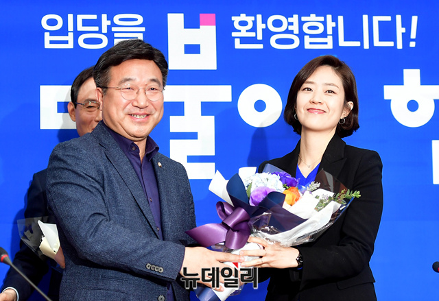 ▲ 고민정 전 청와대 대변인이 지난 2일 오후 국회에서 열린 더불어민주당 입당 환영식에 참석해 윤호중 민주당 사무총장에게 꽃다발을 받고 있다. ⓒ정상윤 기자