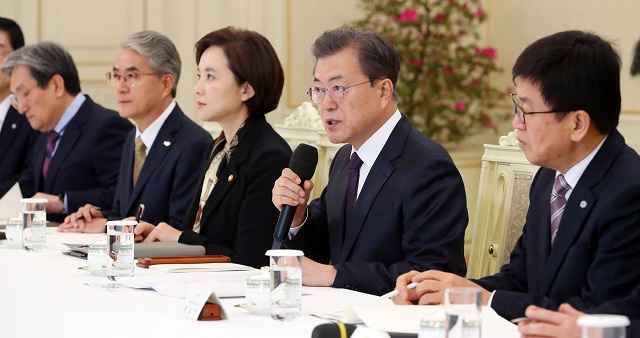 ▲ 문재인 대통령이 19일 청와대 본관에서 열린 시·도 교육감 초청 간담회에 참석해 발언하고 있다. ⓒ뉴시스