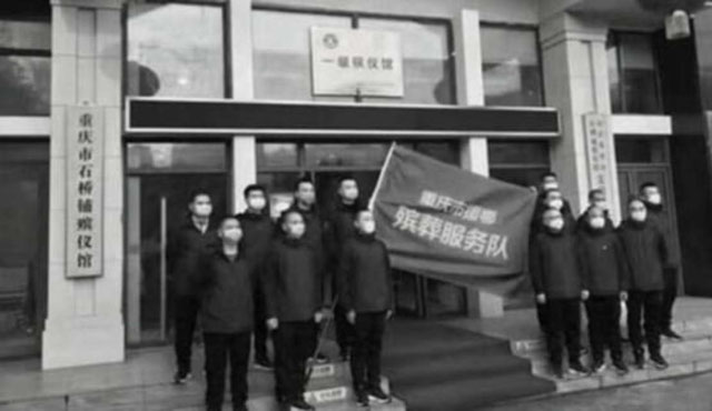 ▲ 우한시 화장터 지원을 하러 떠나기 전 기념사진을 찍는 충칭시 장례업체 직원들. ⓒ자유아시아방송 보도화면 캡쳐-중국 관영매체 보도영상.