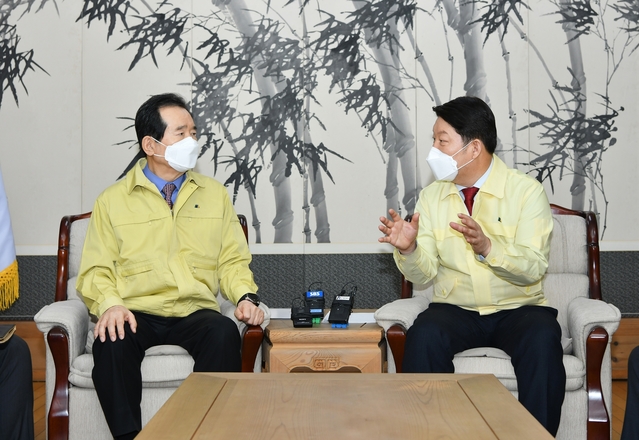 ▲ 권영진 대구시장(오른쪽)이 19일 오후 대구시청 접견실에서 정세균 국무총리를 만나 대구의 감염 확산 현실을 전하며 지역사회 감염 대응으로 정책기조를 전환 필요성을 요청했다.ⓒ대구시