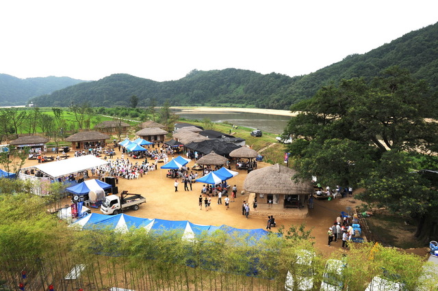 ▲ 예천군은 관광객들에게 아름다운 자연풍경을 감상할 수 있도록 대표 관광지삼강문화단지와 회룡포를 연결하는 모노레일 설치사업을 추진하고 주변 관광지를 연결해 지역 경기에도 활력을 불어넣을 계획이다.ⓒ예천군