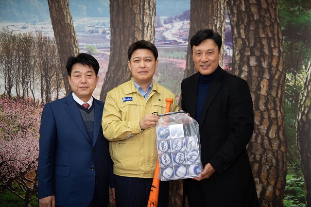 ▲ 이희진 영덕군수(가운데), 이승엽 베스트웨스턴 홍보대사(오른쪽), 손연호 회장.ⓒ영덕군