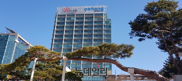 ▲ 포항시는 19일 오후 10시 15분경 포항의료원 음압격리병동에 입원중인 청도군 코로나19 확진자 2명을 20일 오전 7시 30분 동국대 경주병원으로 전원 이송됐다.ⓒ뉴데일리