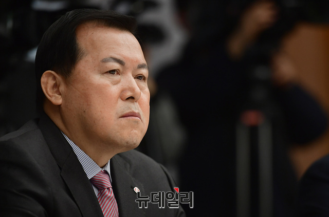 ▲ 황각규 롯데지주 부회장이 지난 7일 서울 중구 상의회관에서 열린 코로나19 관련 기업인 간담회에 참석해 홍남기 부총리의 모두발언을 듣고 있다. ⓒ정상윤 기자