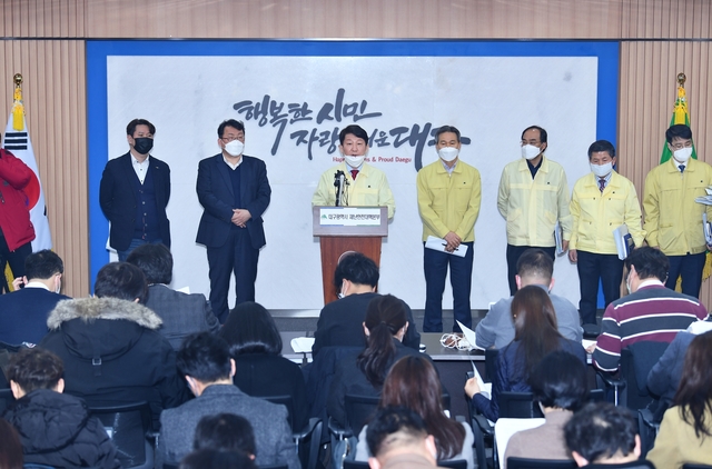 ▲ 권영진 대구시장이 20일 오전 시청에서 코로나19와 관련한 브리핑을 하고 있다.ⓒ대구시