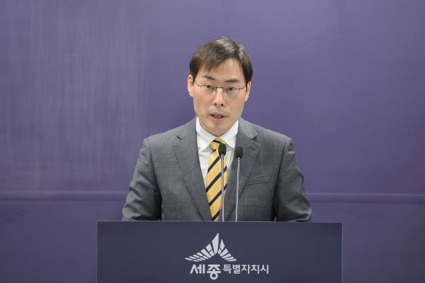 ▲ 이용석 기획조정실장은 20일 정례브리핑을 통해 “제21대 총선과 연계해 행정수도 개헌, 대통령 세종집무실과 세종행정법원 및 지방법원 설치 등을 위해 정치권, 중앙부처 등과 협력을 강화키로 했다”고 밝히고 있다.ⓒ세종시