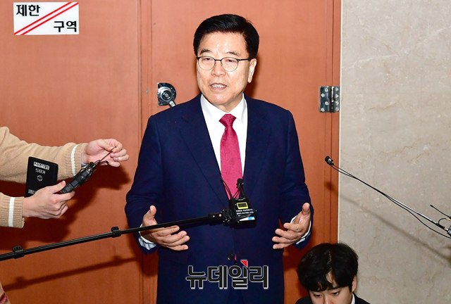 ▲ 김광림 미래통합당 의원(경북 안동)이 20일 오전 국회 정론관에서 21대 총선 불출마를 선언을 마친후 기자들의 질문에 답하고 있다. ⓒ이종현 기자