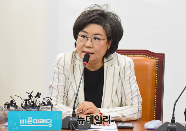 ▲ 이혜훈 미래통합당 의원이 유승민 미래통합당 의원과 주고받은 문자가 언론 카메라에 잡히며 논란이 되고 있다. ⓒ이종현 기자