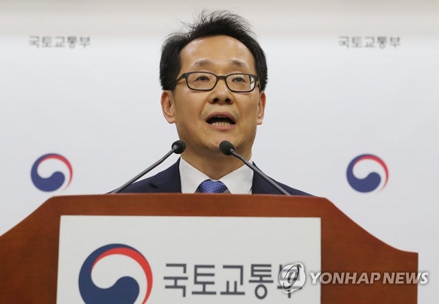 ▲ 김흥진 국토교통부 주택정책관이 20일 정부세종청사에서 브리핑을 진행하고 있다.ⓒ연합뉴스