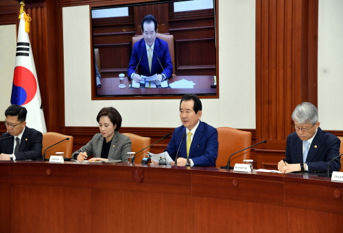 ▲ 정세균(오른쪽 두번쨰) 국무총리가 20일 세종로 정부서울청사에서 열린 국정현안점검조정회의를 주재, 모두발언을 하고 있다. 이날 정 총리는 '코로나'를 한번도 언급하지 않았다.
ⓒ국무조정실