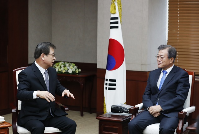 ▲ 문재인 대통령과 서훈 국정원장. ⓒ뉴시스