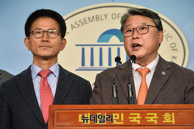 ▲ 조원진 우리공화당 대표와 김문수 자유통일당 대표가 20일 오후 국회 정론관에서 합당 발표 기자회견을 하고 있다. ⓒ박성원 기자