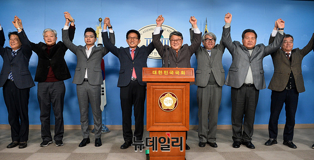 ▲ 조원진 우리공화당 대표와 김문수 자유통일당 대표가 20일 오후 국회 정론관에서 합당 발표 기자회견에서 손을 맞잡고 기념촬영을 하고 있다. ⓒ박성원 기자