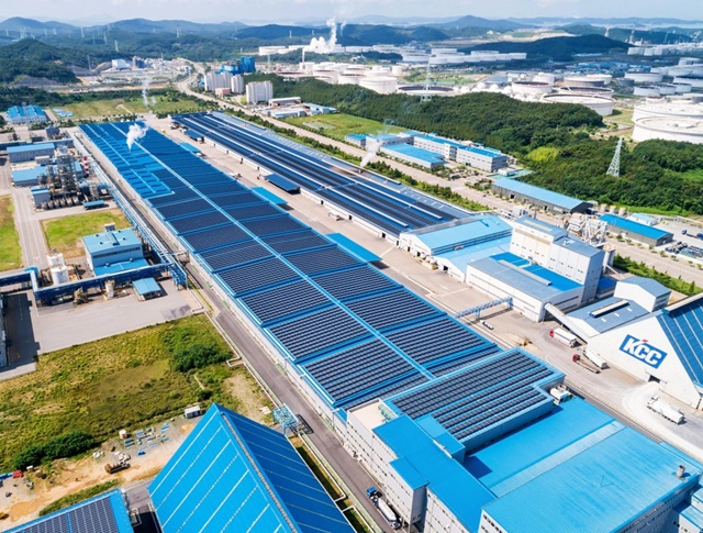 자료사진. 지붕형 태양광 발전소가 설치된 KCC 대죽공장. ⓒKCC