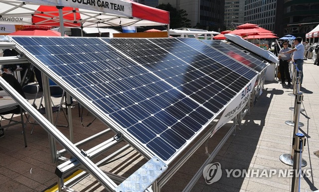 자료사진. '2017 서울 태양광 엑스포'에서 한 중소기업이 출품한 태양광 패널 클리너를 참가자가 살펴보고 있다. ⓒ연합뉴스