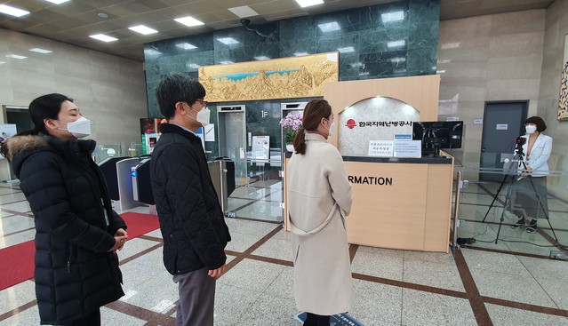 ▲ 한국난방공사가 성남시 분당구 본사 출입자를 대상으로 발열체크를 실시하고 있다 ⓒ한난 제공